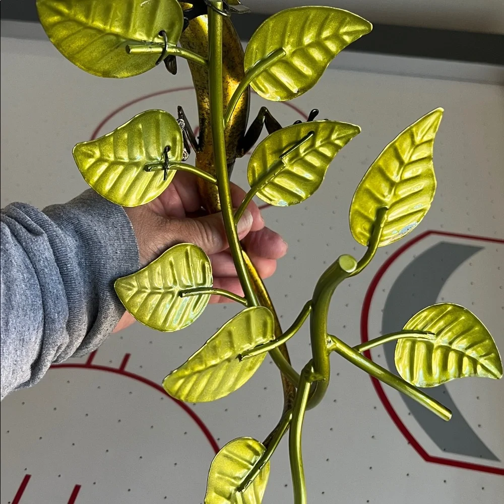 Green and Yellow Reptile Home Decor (Use)